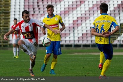 Caio controla una pilota en un partit amb el Leixos Sport Club de Portugal, el seu últim equip.