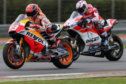 Marc Màrquez, junto al italiano Andrea Dovizioso ayer durante la segunda jornada en Sepang.