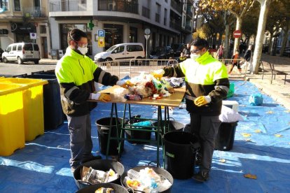 El vaciado del contenedor de basuras en el centro de Solsona.