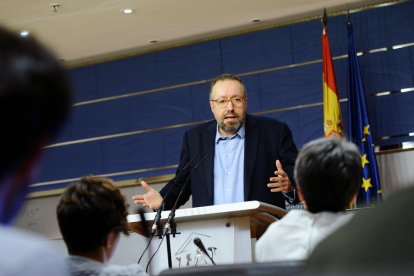 Girauta, en la rueda de prensa tras la reunión en el Congreso.