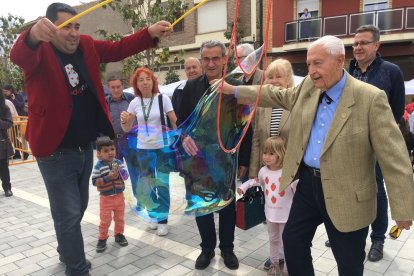 Josep Vallverdú va inaugurar el certamen fent esclatar una bombolla gegant.