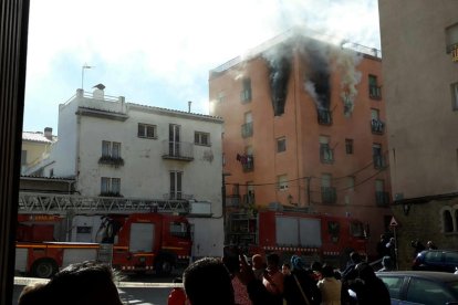 Incendi en un bloc d’habitatges a Agramunt al febrer.