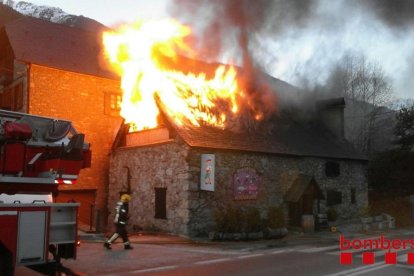 Una imagen del incendio en un restaurante de