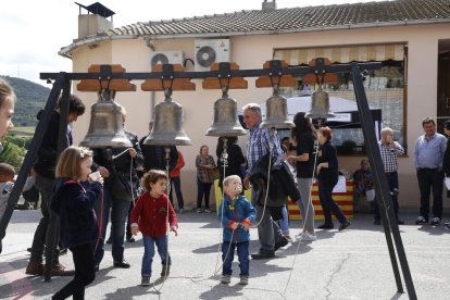 Nens i nenes van tocar campanes instal·lades per a ells a la plaça.