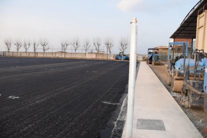 El camp de futbol, a punt per col·locar la gespa artificial.