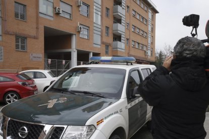 Un cotxe de la Guàrdia Civil, al lloc del crim.