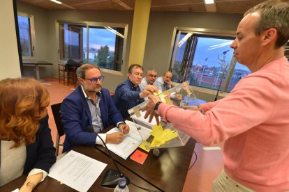 La junta directiva, en el moment de les votacions durant l’assemblea.