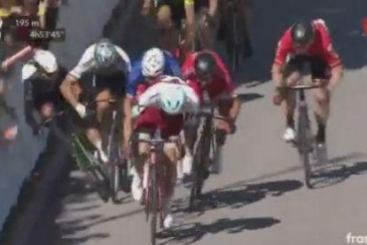 VÍDEO. Sagan treu el colze i fa caure Cavendish a l''esprint'