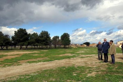 La zona verda al carrer Camp on està prevista la construcció d'un bosc urbà.