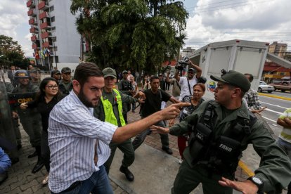 L’opositor veneçolà Juan Requesens, protestant davant la seu del Tribunal Suprem de Justícia.