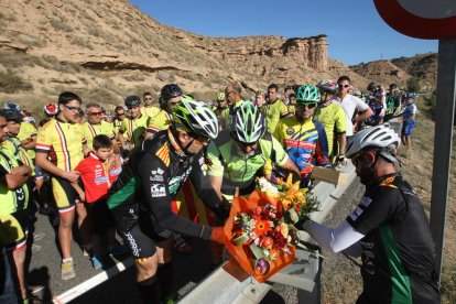 Un acto de homenaje por los dos ciclistas de Seròs muertos al ser embestidos por un conductor bebido.