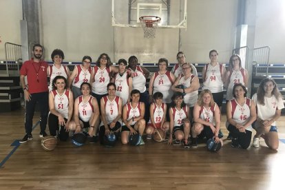 Las jugadoras del equipo de veteranas del CB Lleida y las de la Fundació ASPROS posaron juntas.