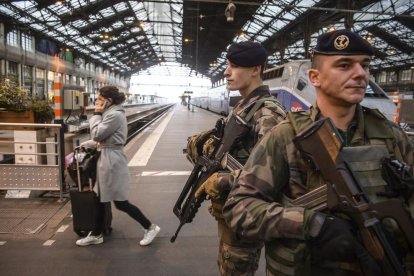 Soldats francesos patrullen a l’estació ferroviària Gare de Lyon, a París.