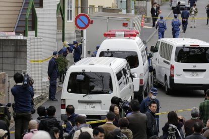 Investigadores y Policía trabajan en el lugar de los hechos.