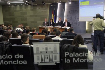 Els ministres De Guindos, Méndez de Vigo i Montoro, ahir amb la vicepresidenta Santamaría.