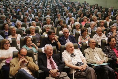 Los asistentes a la conferencia de clausura, impartida por Antoni Bassas, llenaron todas las butacas del salón de actos del Rectorat.