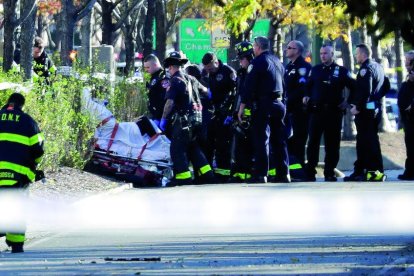 Policías de Nueva York junto a una de las víctimas del atentado.