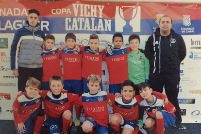 Los jugadores y técnicos del equipo benjamín A del CF Balaguer.