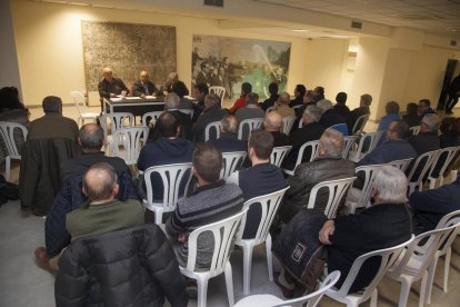 La asamblea de la comunidad de regantes del Canalet anoche. 