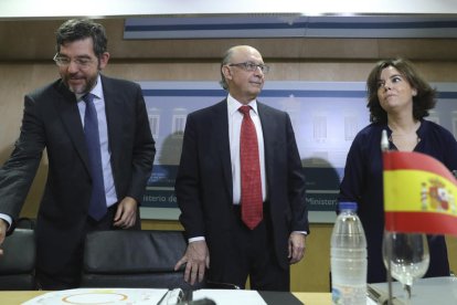 El ministre d'Hisenda, Cristóbal Montoro, la vicepresidenta del Govern, Soraya Sáenz de Santamaría, i el secretari d'Estat de Pressupostos, Alberto Nadal, a l'inici de la reunió del Consell de Política Fiscal i Financera.