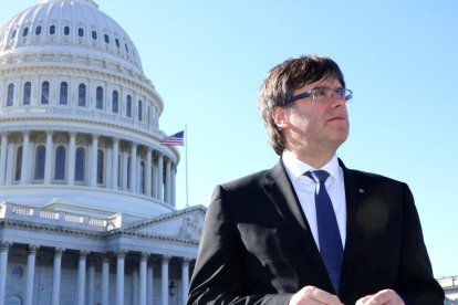 El president de la Generalitat, Carles Puigdemont, davant del Capitoli dels EUA.