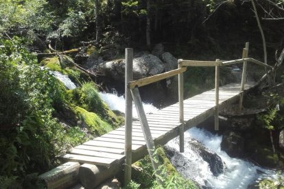 Reconstruyen la pasarela de acceso al refugio de Broate en Lladorre