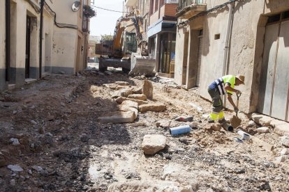 Operaris treballant a l’avinguda de la Generalitat.