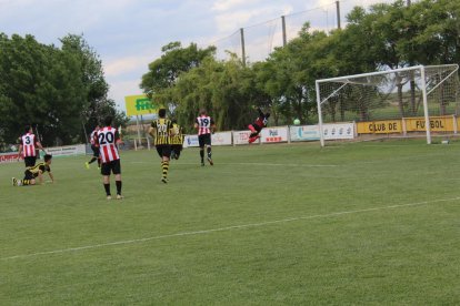 El local Dalghi dispara davant la inútil estirada del porter Guix i posa l’1-0 en el marcador a Anglesola. 