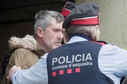 El presumpte autor del doble homicidi de Susqueda, Jordi Magentí, acompanyat dels mossos d'esquadra en el moment d'accedir a una casa d'Anglès.