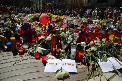 Homenatges i ofrenes florals en honor a les víctimes dels atemptats de Barcelona i Cambrils.