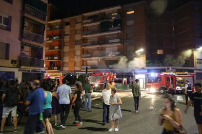 Vecinos de Cappont, ahir a la noche en la zona del incendio.