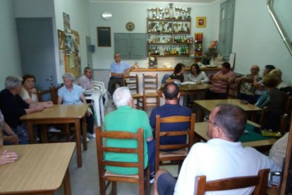 Imagen del encuentro de la alcaldesa, Lídia Ber, con los vecinos. 