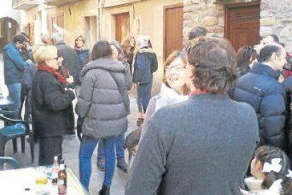 Els amos del bar de la Pobleta de Bellveí i els clients van celebrar el segon premi.