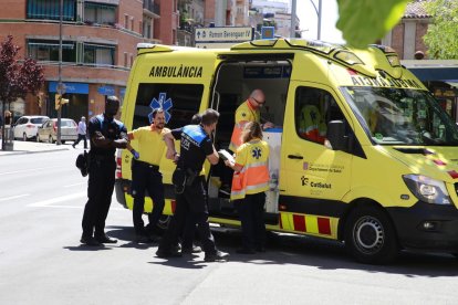 Los equipos de emergencias, ayer durante el incendio declarado en Príncep de Viana.