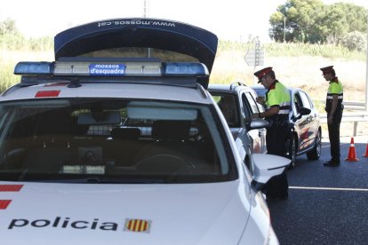 Imagen de archivo de un control preventivo de los Mossos d’Esquadra en la ciudad de Lleida. 