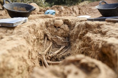 Restes humanes a la fossa de la Guerra Civil a Vilanova de Meià