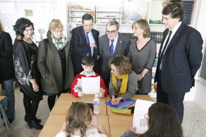 A l’esquerra, la consellera, asseguda al costat d’un alumne, i l’alcalde, durant la visita a l’escola del Secà de Sant Pere. A la dreta, a l’escola La Creu, de Torrefarrera.