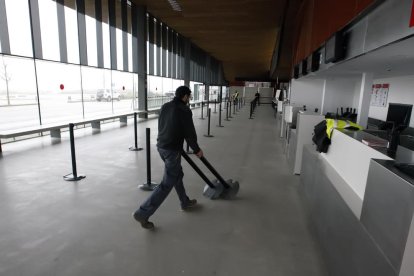 La terminal de l’aeroport buida en una altra jornada de boira intensa que va obligar a desviar vols.