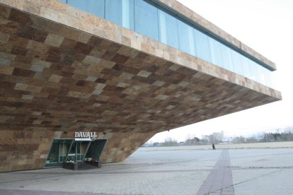 Vista de l’entrada de la cafeteria de la Llotja, Davall, ara tancada al públic.