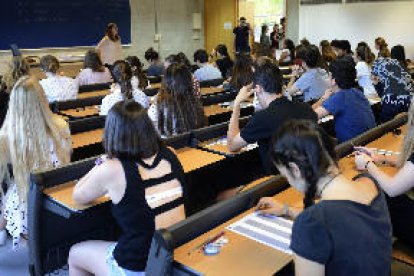 Els estudiants diuen que pujar la nota al 6,5 per accedir a beques per la Universitat representa un 