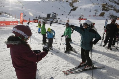 Esquiadors gaudint del dia de neu a les pistes d’esquí de Boí Taüll durant la jornada d’ahir.