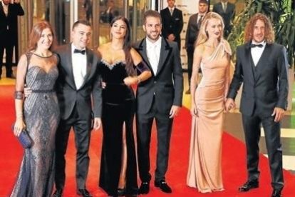 Xavi, Cesc i Puyol, amb les parelles Núria Cunillera, Daniella Semaan i Vanesa Lorenzo, abans de la boda.