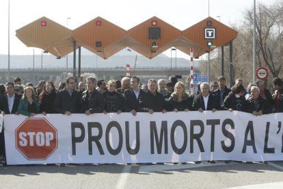 Los manifestante delante del peaje de la autopista para exigir que se libere el tráfico por esta vía.