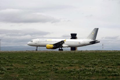 Enlairament de l’avió de Vueling ahir a la pista d’Alguaire, amb la terminal al fons.