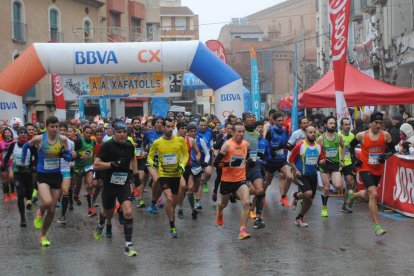 Moment de la sortida de la clàssica Cursa de l’Indiot, que se celebra a Mollerussa cada 26 de desembre i que ahir va reunir 800 atletes.