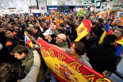 Comiat i rebuda - A la imatge superior, més de 200 sobiranistes amb estelades van acomiadar a l’estació de Sants els membres de la Mesa Anna Simó i Joan Josep Nuet, abans de viatjar a Madrid per declarar. Els concentrats van fer un passadís h ...