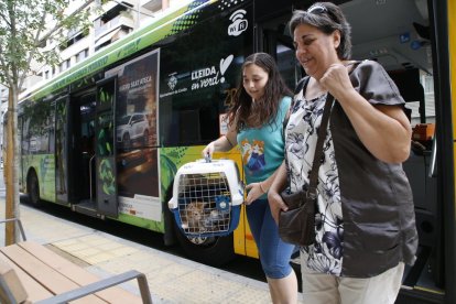 Betty con su perro Chimi, ayer en un autobús en Lleida.