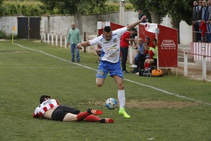 Un jugador de l’Aitona s’eleva per sobre d’un contrari en una de les jugades del partit d’ahir.