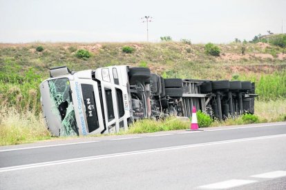 El camión accidentado en Les Borges Blanques.