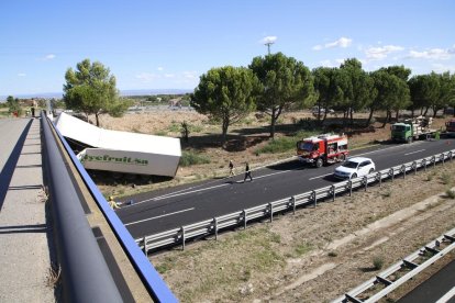 El accidente sin más consecuencias de este camión provocó un caos de 3 horas en la N-230.